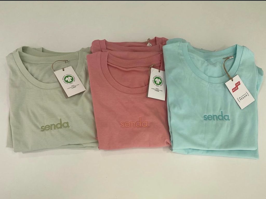 Camisetas orgánicas con logo bordado Senda